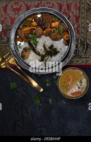 Curry di seitan con funghi, peperoni, riso e stufato di lenticchie Foto Stock