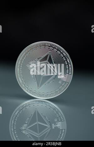 Primo piano della moneta di Ethereum color argento Foto Stock
