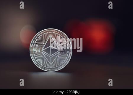 Primo piano della moneta di Ethereum color argento Foto Stock
