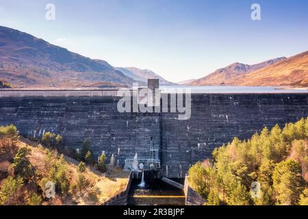 Regno Unito, Scozia, diga di cemento a Glen Cannich Foto Stock