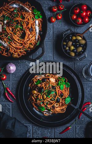 Spaghetti alla puttanesca Foto Stock