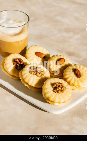 Biscotti sandwich alla vaniglia alle mandorle e alla noce con ripieno di burro di arachidi Foto Stock