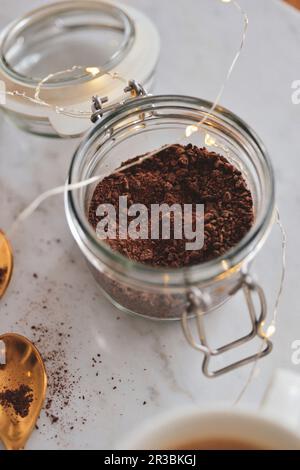 Cioccolato grattugiato in un piccolo vasetto Foto Stock