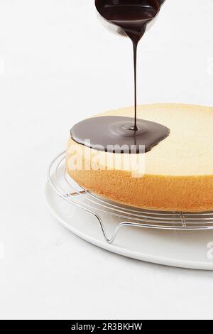 Una torta coperta con una glassa al cioccolato Foto Stock