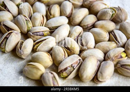 Gustose noci di pistacchio. Cibo biologico sano. Pistacchi in conchiglia come sfondo e consistenza. Primo piano. Spazio di copia. Messa a fuoco selettiva. Foto Stock