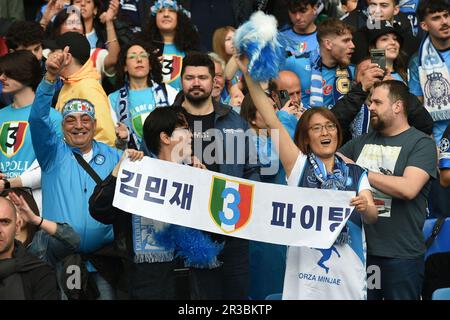 Napoli, Italia. 21 maggio, 2023. Sostenitore coreano di Napoli con banner durante la Serie Una partita tra SSC Napoli e FC Internazionale allo Stadio Diego Foto Stock