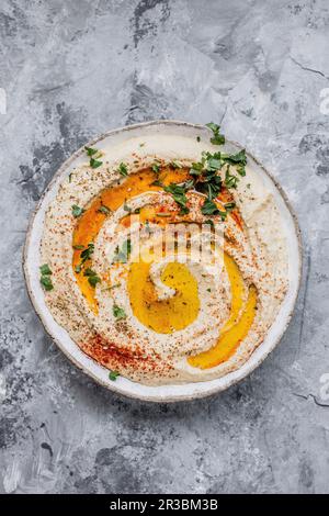 Hummus su piastra Foto Stock