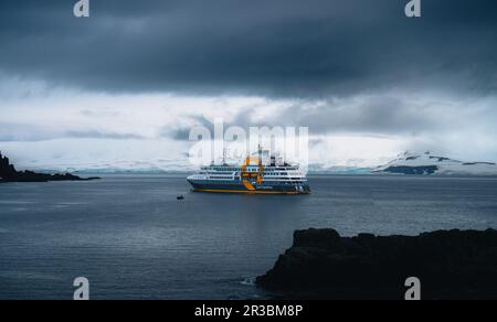 ANTARTIDE 01-06-2023 LA NAVE DA CROCIERA ULTRAMARINE DELLE SPEDIZIONI QUARK SI FERMÒ DI FRONTE A UNA CATENA MONTUOSA FRASTAGLIATA INNEVATA IN ANTARTIDE. Foto Stock