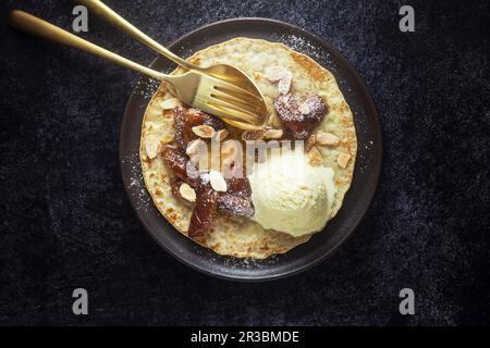 Frittelle con gelato alla vaniglia e date Foto Stock