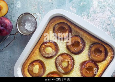 Clafoutis di prugna in una teglia da forno Foto Stock