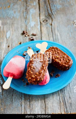 Bastoncini di cioccolato e gelato alla fragola Foto Stock