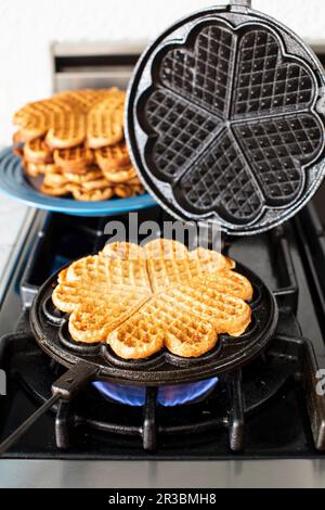 Waffle in una piastra a gas Foto Stock