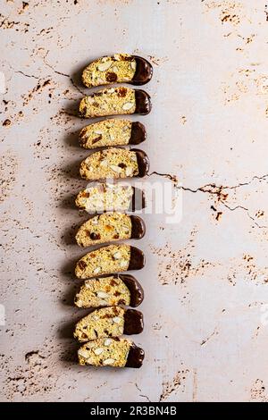 Biscotti di mandorle e arance immersi nel cioccolato Foto Stock