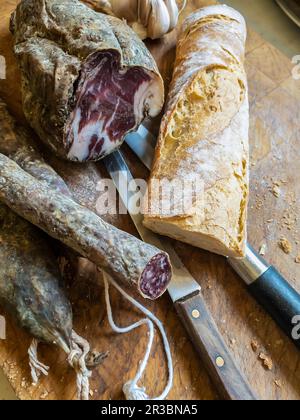 Salsicce e pane Foto Stock