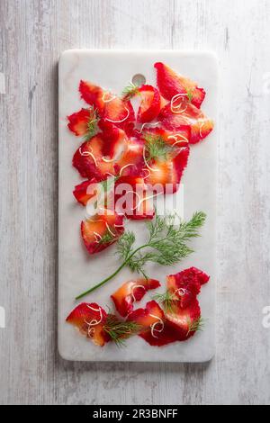 Salmone invecchiato con barbabietole e aneto Foto Stock