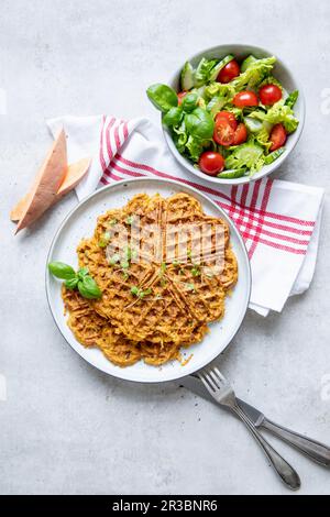 Waffle a base di patate dolci con insalata fresca Foto Stock