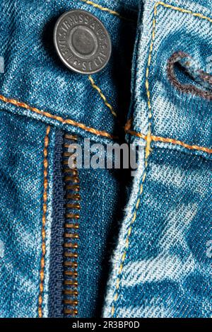 La zip di Levi vola sui jeans blu da uomo Foto Stock