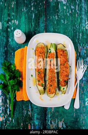 Zucchine farcite con tonno e gratin al forno Foto Stock