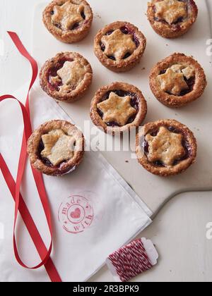 Tartlet di Linzer con mirtilli rossi Foto Stock