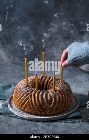 Torta Bundt con candele Foto Stock