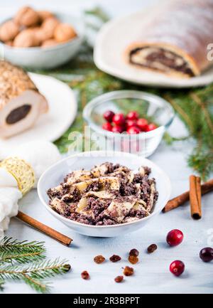 Kluski z makiem - Polacco popyseed e noodle piatto di natale Foto Stock