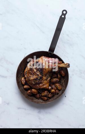 Spalla di agnello arrosto con patate Foto Stock