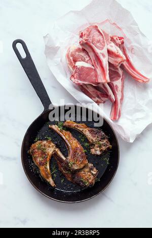 Costolette di agnello fritte in padella Foto Stock