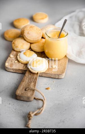 Scones senza glutine con cagliata di limone Foto Stock