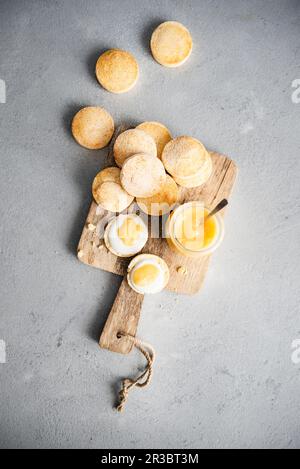 Scones senza glutine con cagliata di limone Foto Stock