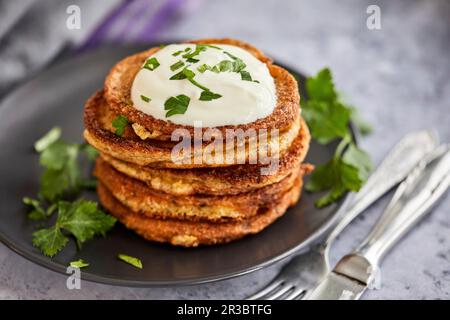 Frittelle vegetariane servite con salsa di yogurt Foto Stock