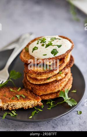 Frittelle vegetariane servite con salsa di yogurt Foto Stock