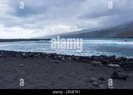 Città costiera di Puerto de Santiago, Acantilado de los Gigantes scogliere a Tenerife. Onde dell'oceano Atlantico che si espandono, baia vicino a Charco de Isla Cangrejo, Foto Stock