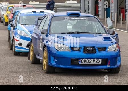 Neil Beaumont e Robert Swann nella loro Subaru Impreza al punto di controllo iniziale durante lo Snetterton Stage Rally 2023, Norfolk, Regno Unito. Foto Stock