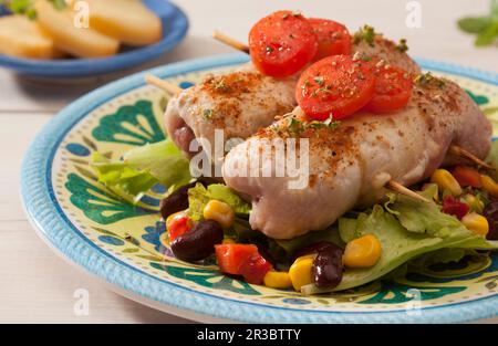 Kebab di vitello su un letto di verdure messicane Foto Stock