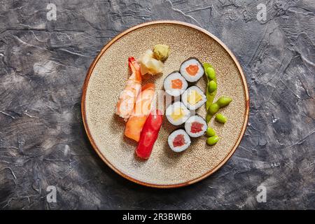 Piatto di sushi (Giappone) Foto Stock