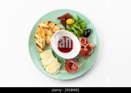 Piatto di antipasti - prosciutto, salame, crostini, marmellata e formaggio Foto Stock