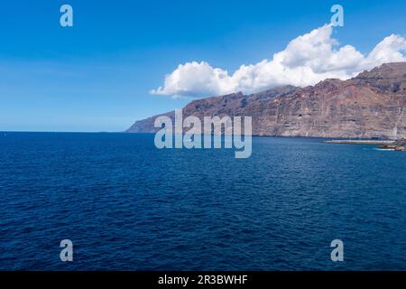 Vista colorata delle scogliere vicino all'oceano, Los Gigantes - Acantilados de Los Gigantes, Spagna, isola di Tenerife, isole Canarie Foto Stock