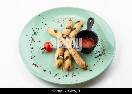 Salsicce tedesche grigliate con salsa di pomodoro calda Foto Stock