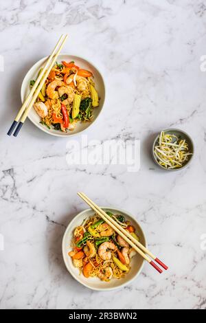 Gamberetti con spaghetti ramen Foto Stock