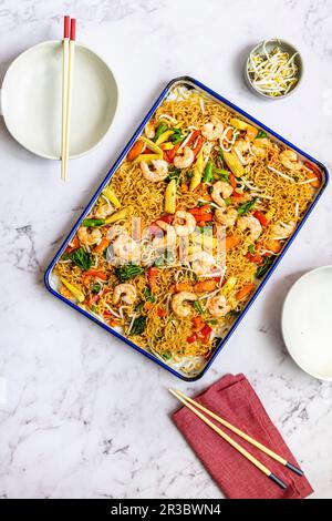 Foglio Pan Prawn Chow Mein con Ramen Noodles Foto Stock