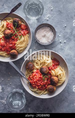 Spaghetti con tofu vegan 'meatballs' Foto Stock