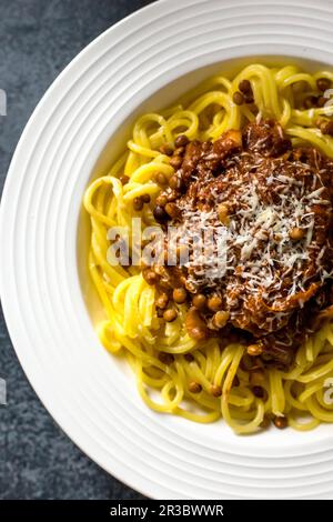 Pasta con lenticchie bolognese Foto Stock