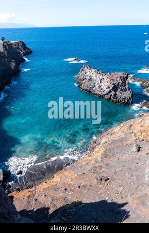 Vista colorata delle scogliere vicino all'oceano, Los Gigantes - Acantilados de Los Gigantes, Spagna, isola di Tenerife, isole Canarie Foto Stock