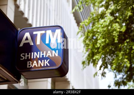 Ho Chi Minh City, Vietnam - 22 maggio 2023: Cartello blu e viola con il logo della banca Shinhan su uno stand ATM. Pubblicità dei servizi bancari o Foto Stock