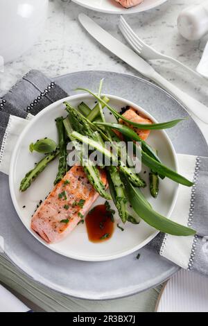 Salmone al vapore con asparagi e aglio selvatico Foto Stock