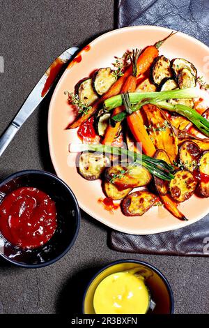 Verdure fritte con ketchup e maionese allo zafferano Foto Stock