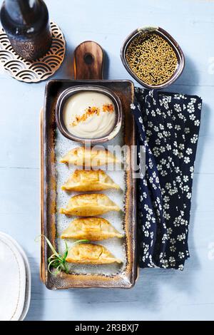 Gyoza fritta con salsa di soia e maionese Foto Stock