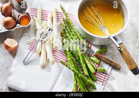Due tipi di asparagi e ingredienti per la salsa di piatti Foto Stock