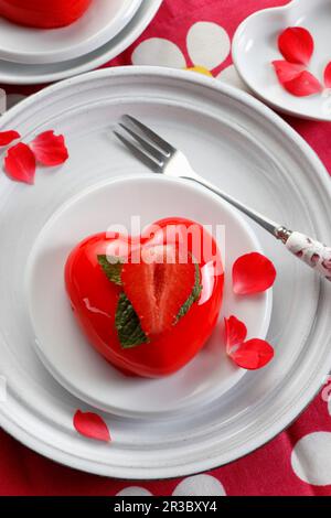 Dessert alla fragola a forma di cuore sormontato da gelatina Foto Stock