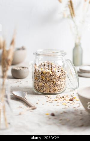 Miscela di granola nel vasetto di conservazione Foto Stock